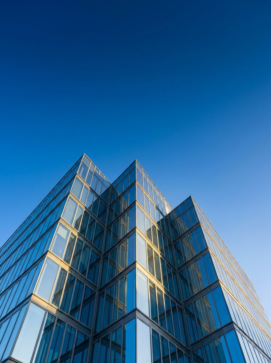 Architettura di uffici in vetro e acciaio vista dal basso